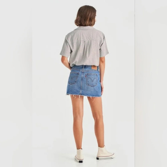 Levi’s Deconstructed Denim Mini Skirt Nwot Size 31 Festival Raw Frayed hem - Picture 3 of 10